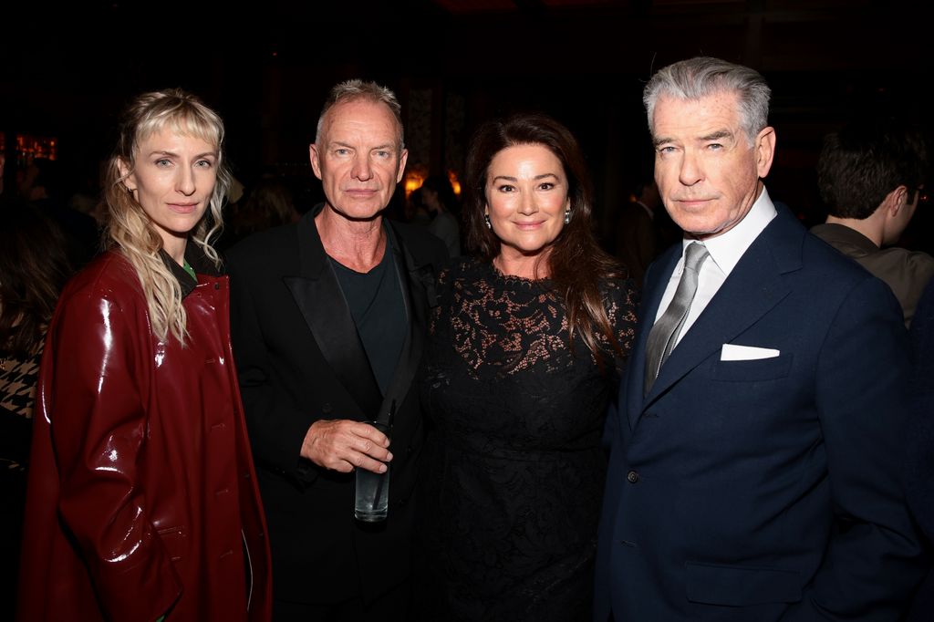 Pierce Brosnan y su mujer, Keely Shaye Smith, con Sting  en la premiere de 'MobLand'