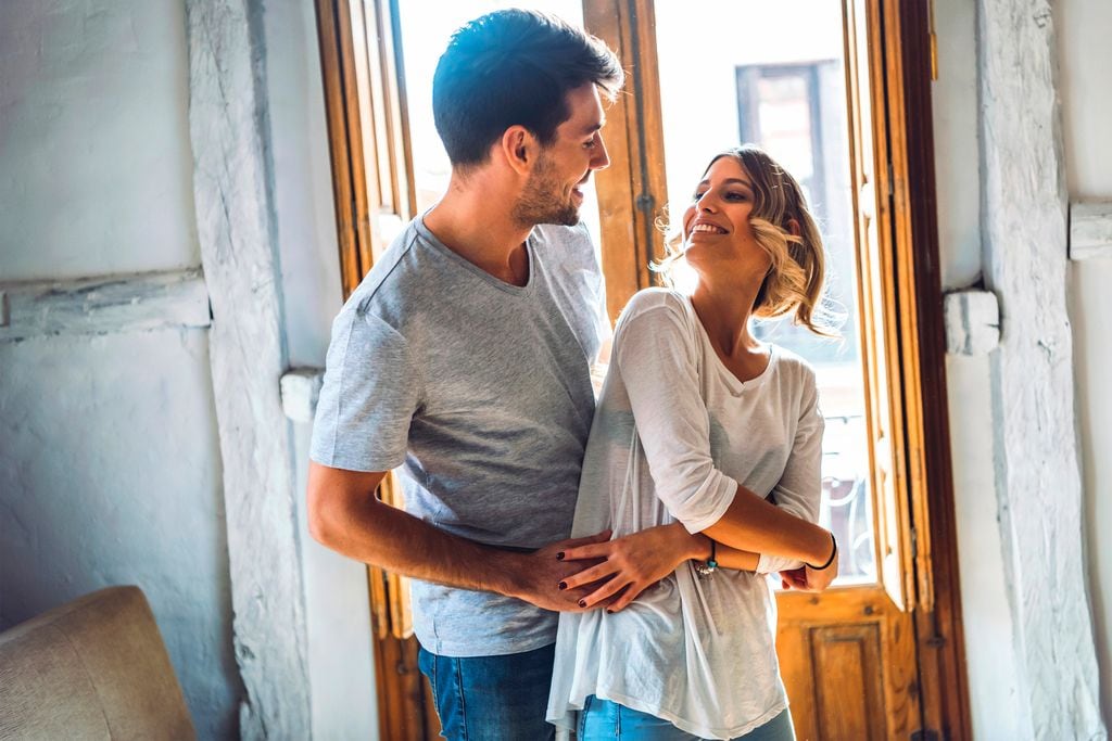 Pareja bailando feliz en casa 