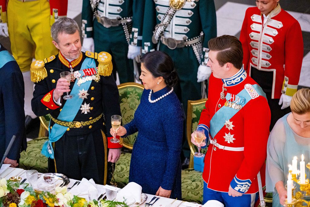 El heredero se sentó entre Mette Frederiksen, la Primera Ministra de Dinamarca y la primera dama vietnamita, Ngo Phuong Ly