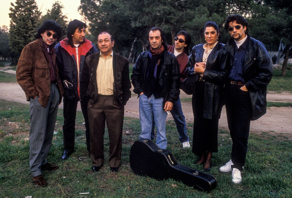Pepe Luis Carmona, Juan Carmona, 'El Camborio', Juan Habichuela, Pepe Habichuela, Antonio Carmona, Amparo Niño y Josemi Carmona en un posado en la Casa de Campo, en Madrid, el 30 de marzo de 1993