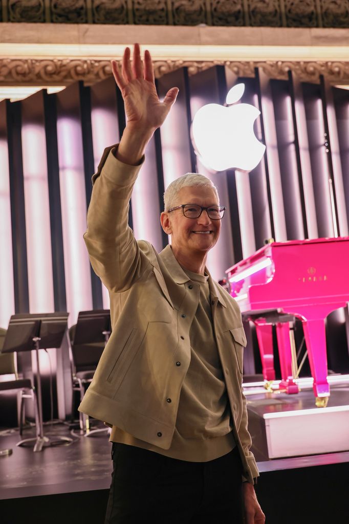 Tim Cook deja Apple tras 15 años al frente de la compañía, a la que llegó como sucesor de Steve Jobs tras su fallecimiento