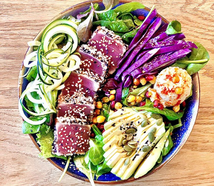 Ensalada 'full protein' de tataki de atún rojo