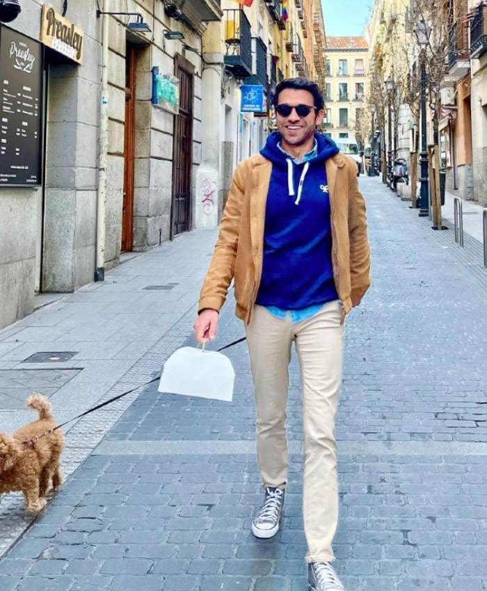Marc Calderó con su perro Bruno 