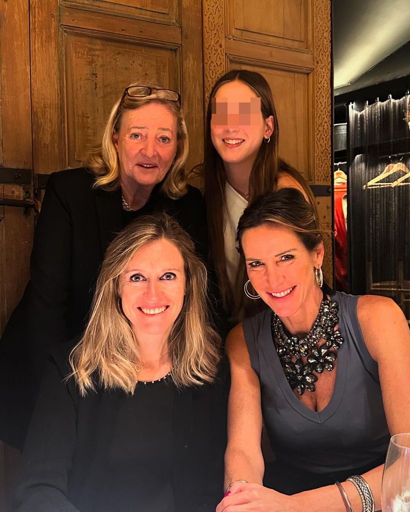 Plano medio de Marianne Sandberg con sus hijas Alejandra y Andrea y su nieta Adriana