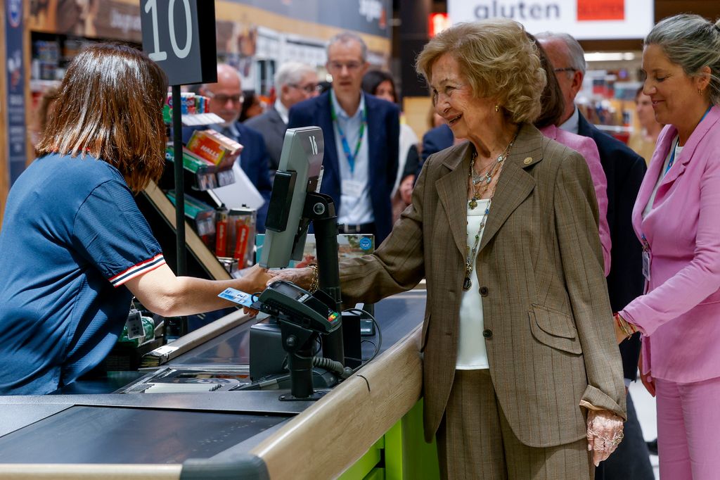 La madre del rey Felipe VI tras su recorrido por el supermercado 