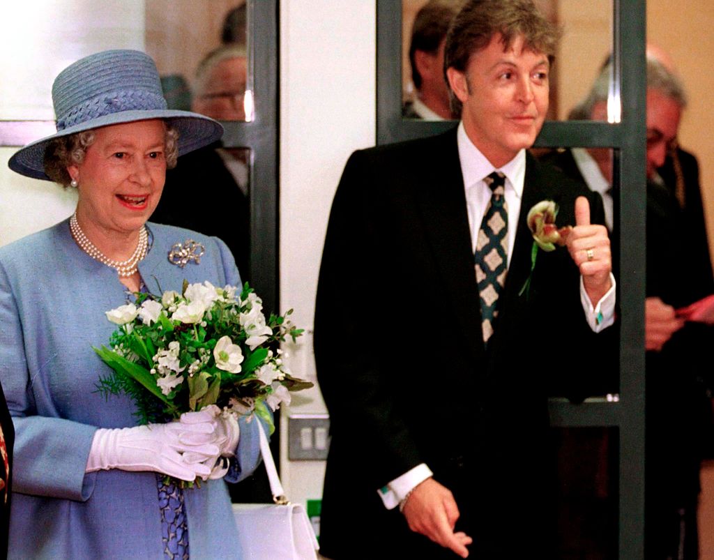 La reina Isabel II y Paul McCartney en Liverpool