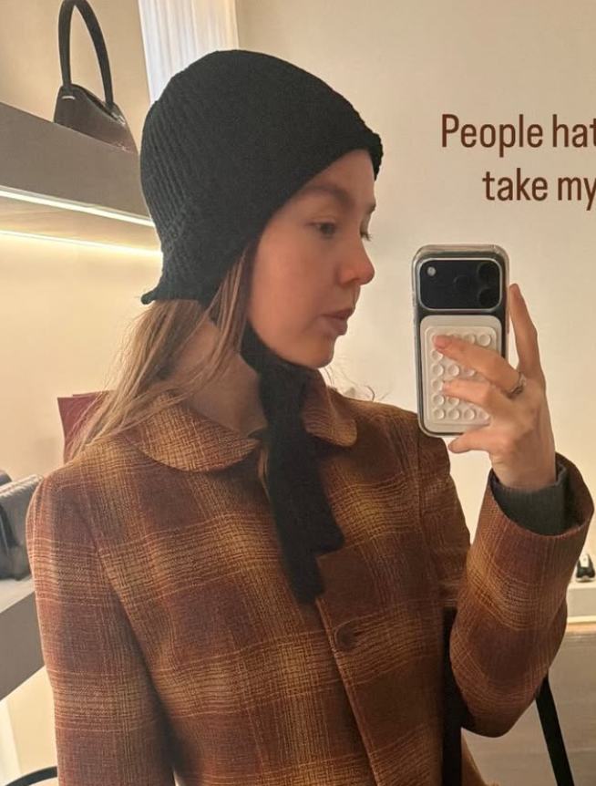 Alexandra de Hannover con gorro de punto en colro negro