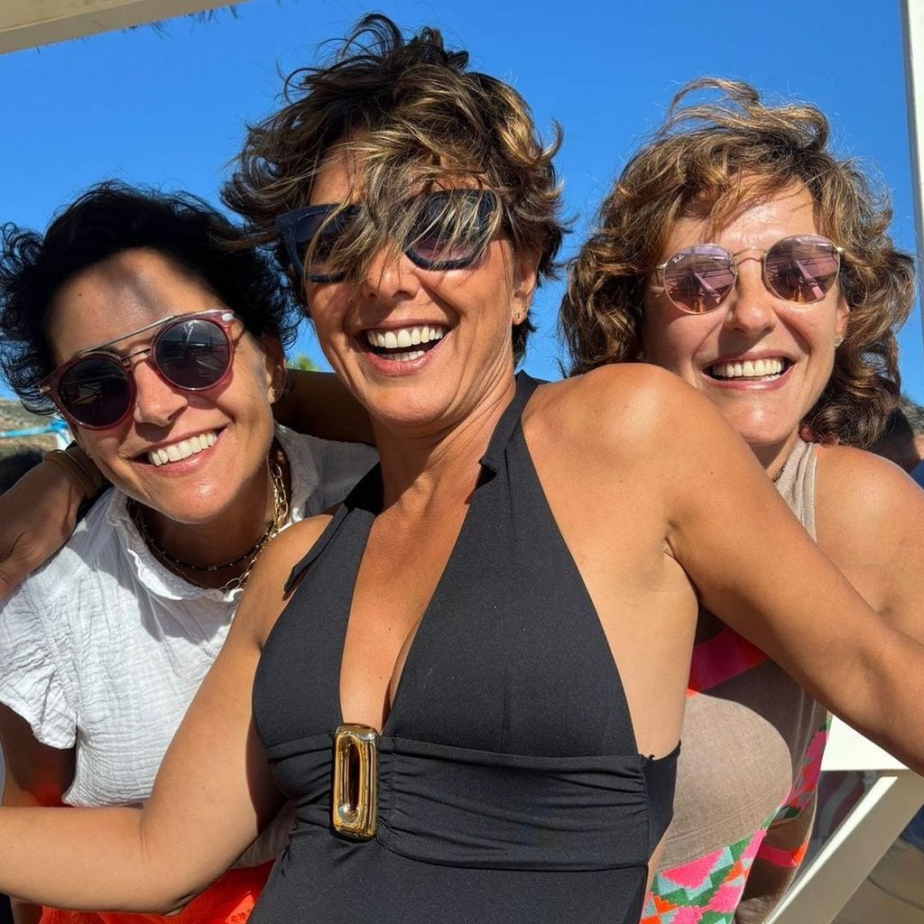Sonsoles Ónega en Marbella con su hermana Cristina y una amiga, agosto de 2024
