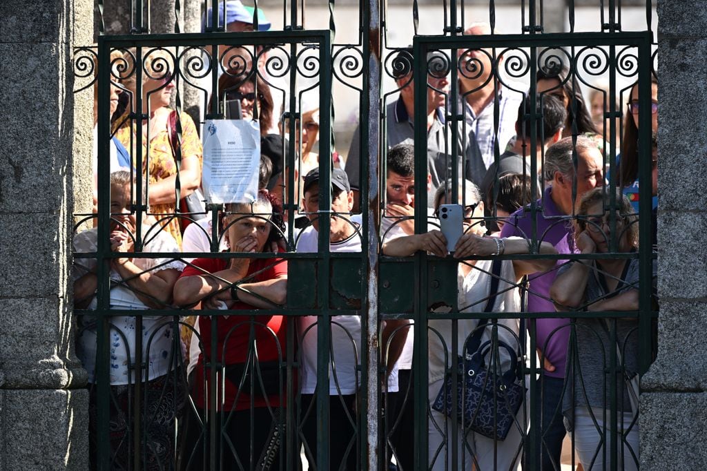 Los ciudadanos de Gondomar se acercan a darle el pésame a la familia