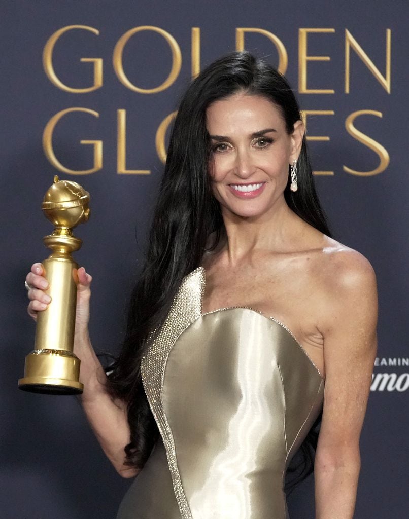 Demi Moore con su Globo de Oro a Mejor actriz de musical o comedia en enero de 2025