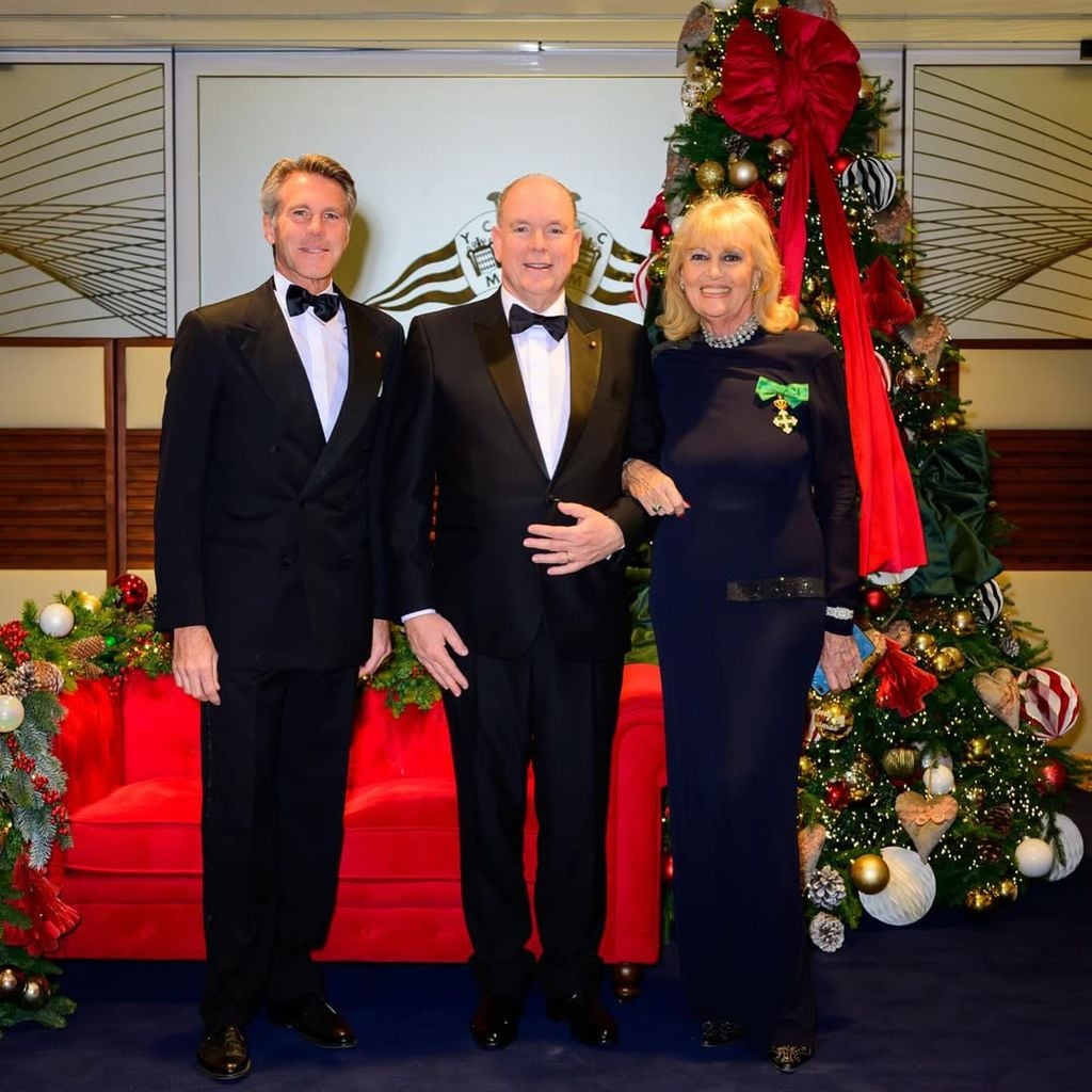 Manuel Filiberto junto al príncipe Alberto de Mónaco y Giuliana Castano Bizzio. 

