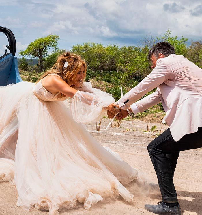 Jennifer Lopez interpreta en 'Boda explosiva' a una mujer que en el último momento decide echarse atrás en su boda.
