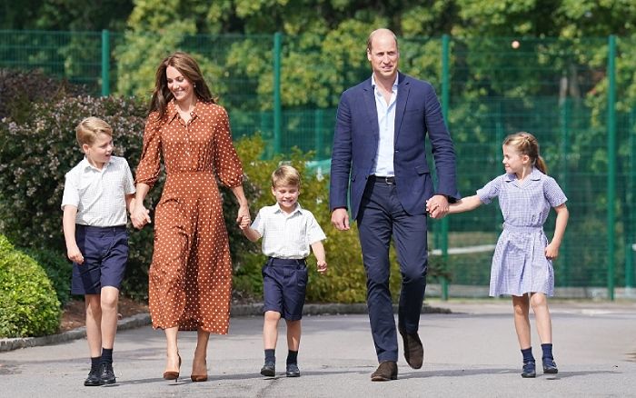 Los príncipes Gales con sus tres hijos 