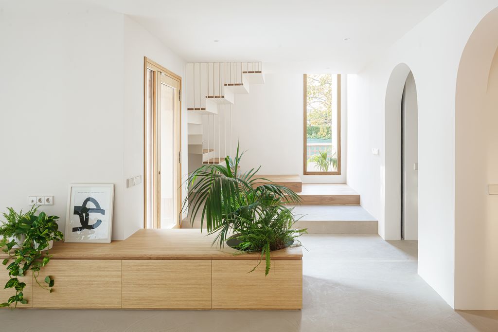 Entrada de una vivienda sostenible muy abierta a la luz natural