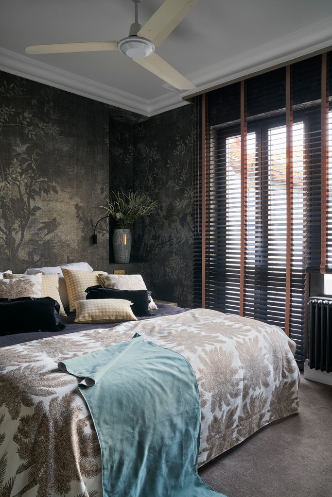 Dormitorio decorado en colores oscuros