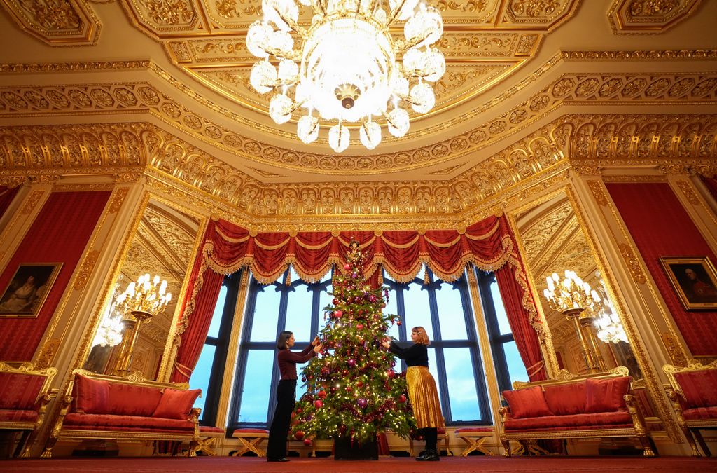 Interior del Castillo de Windsor, decorado de Navidad (Foto de Andrew Matthews/PA Images via Getty Images)