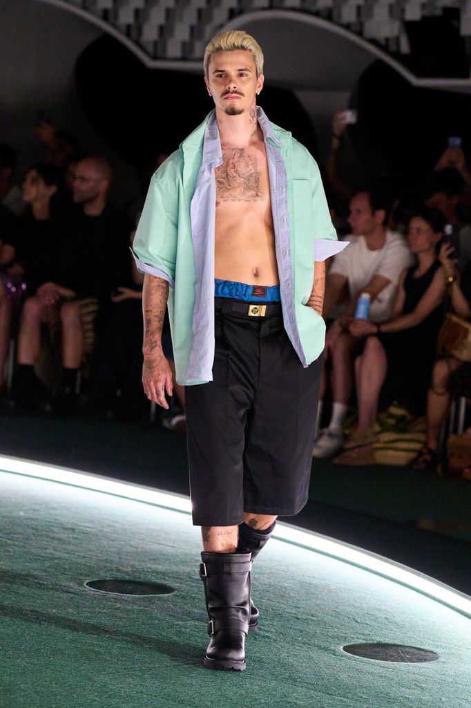 Romeo Beckham destacó entre los modelos de la colección dual de Willy Chavarría en París. 