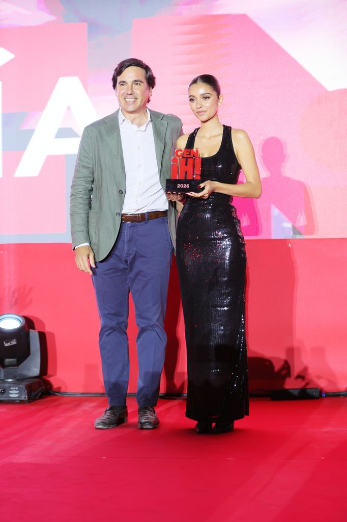 Inés García recibe el Premio GEN ¡H! en la categoría New Generation Life Style, entrega Eduardo Sánchez Pérez, presidente del Grupo ¡Hola!