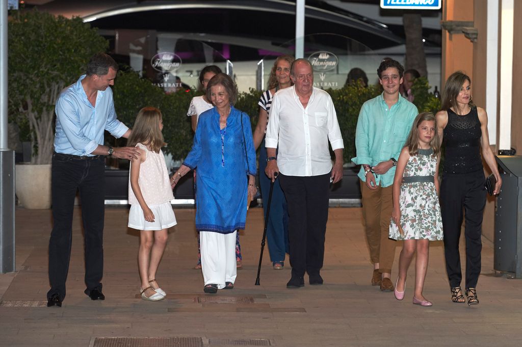 Los reyes eméritos, don Juan Carlos y doña Sofía; los actuales Reyes con sus hijas, Leonor y Sofía; y la infanta Elena con sus hijos, Felipe Juan Froilán y Victoria Federica, en una visita al restaurante Flanigan, en verano de 2016.
