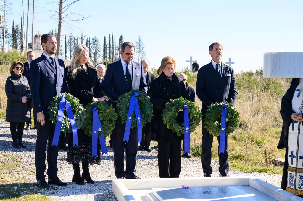 Ana María de Grecia, con cuatro de sus cinco hijos en el cemeneterio real de Tatoi