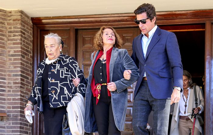 Jacobo Castellano con su madre y su abuela