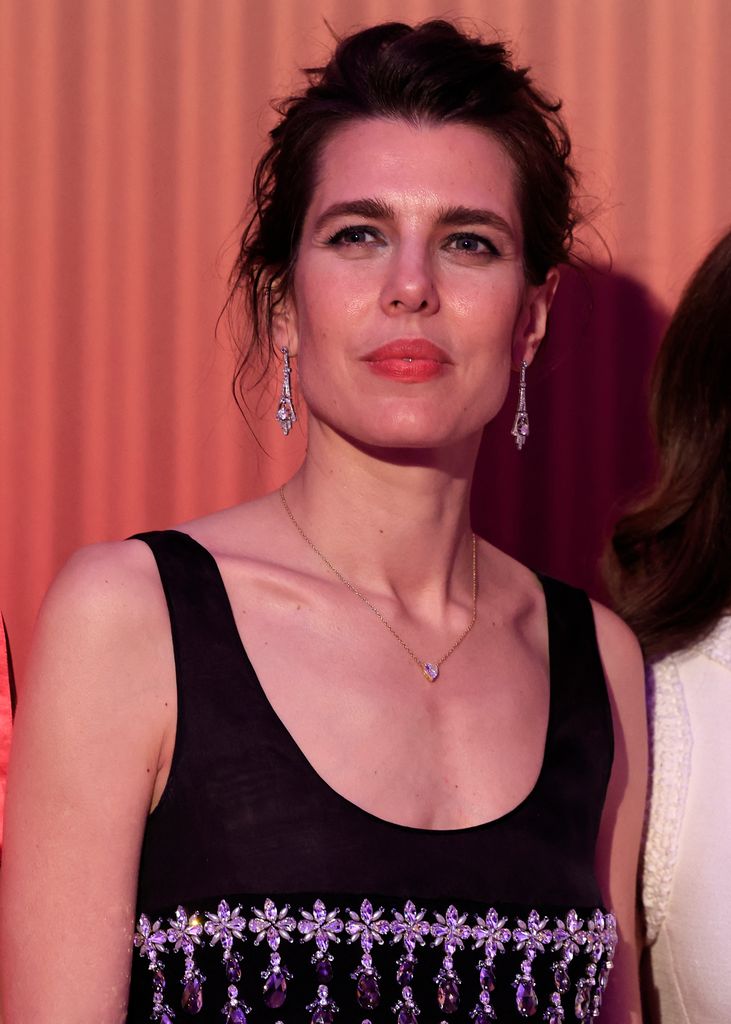 Carlota optó por un maquillaje muy natural y un desenfadado moño  