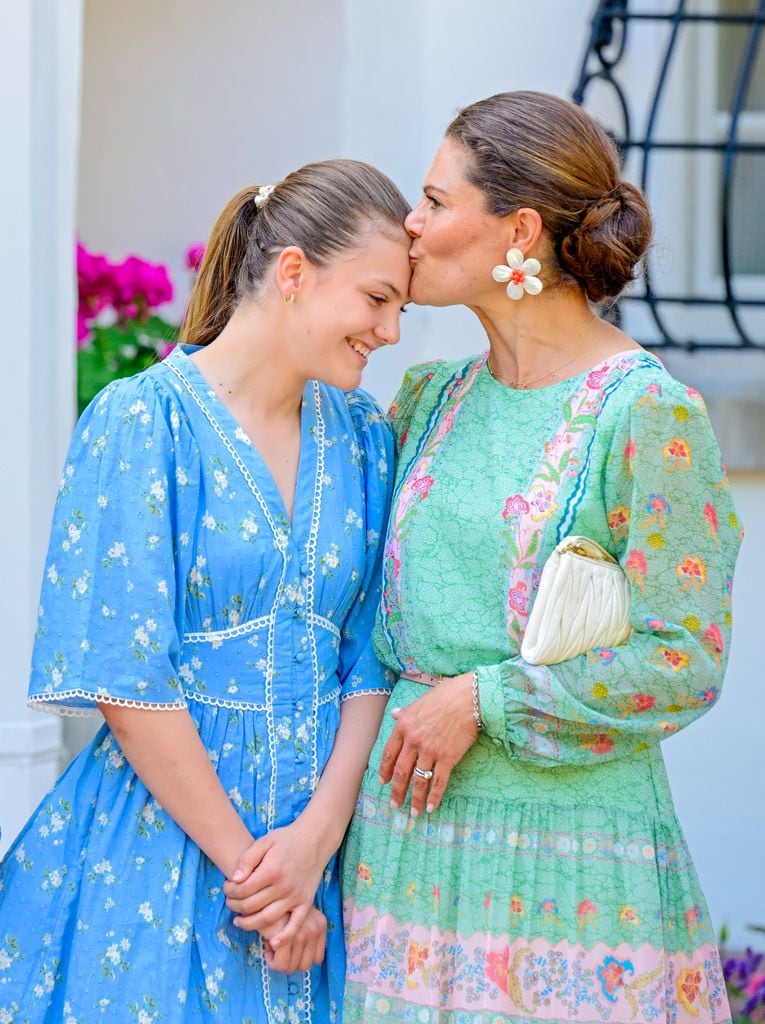 Victoria de Suecia dando un beso a su hija Estelle en las celebraciones de su 48 cumpleaños