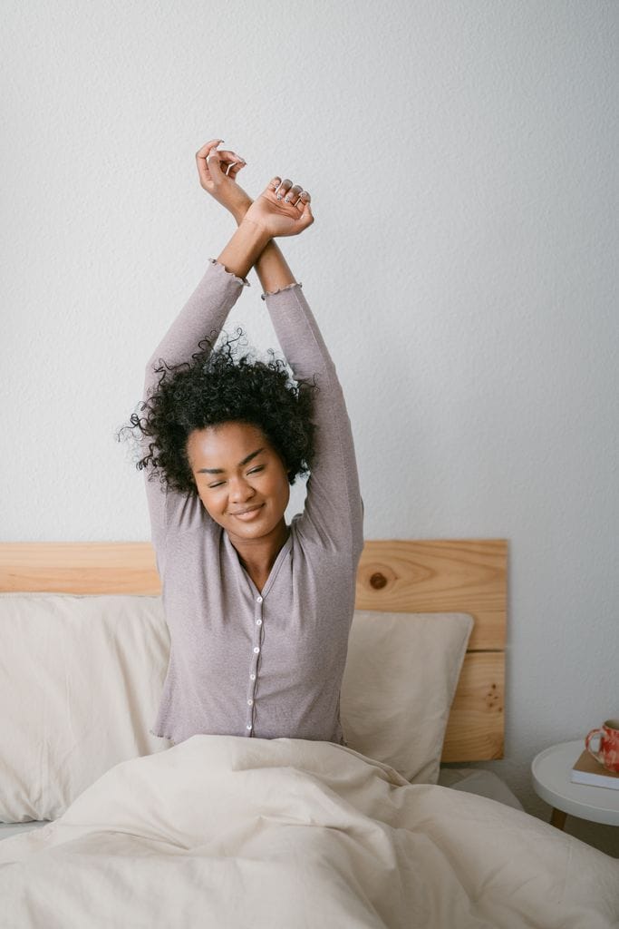 chica estirando cuerpo