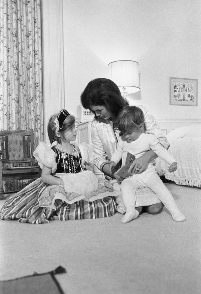 Jackie Kennedy con sus hijos Caroline y John