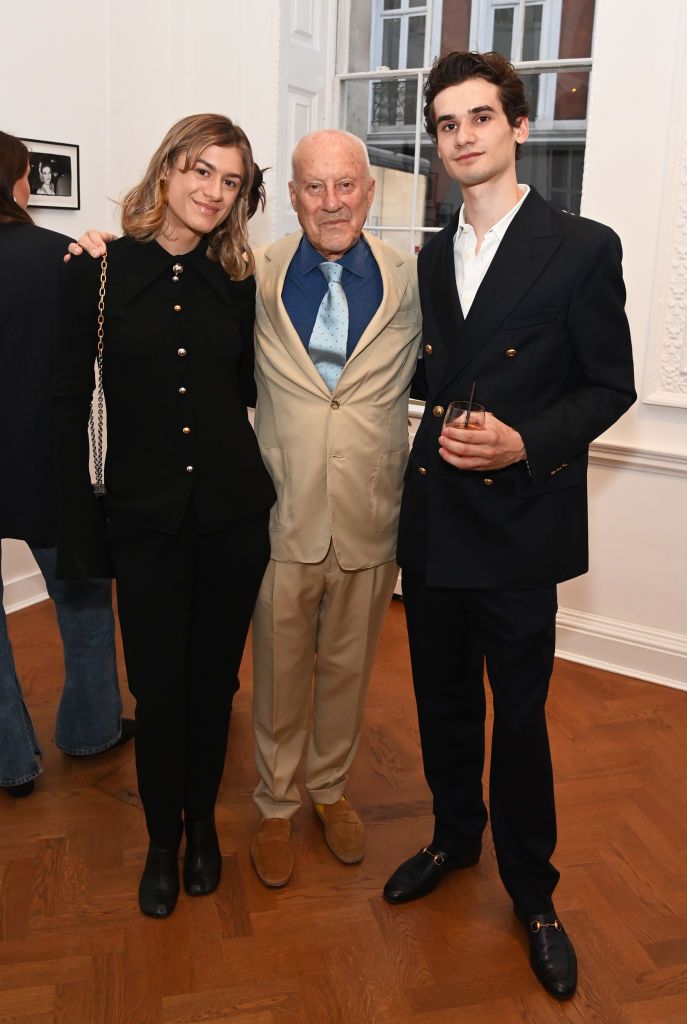 Paola junto a su padre y su hermano en la inauguración de la exposición 'Bob Colacello: It Just Happened, Photographs 1976-1982'
