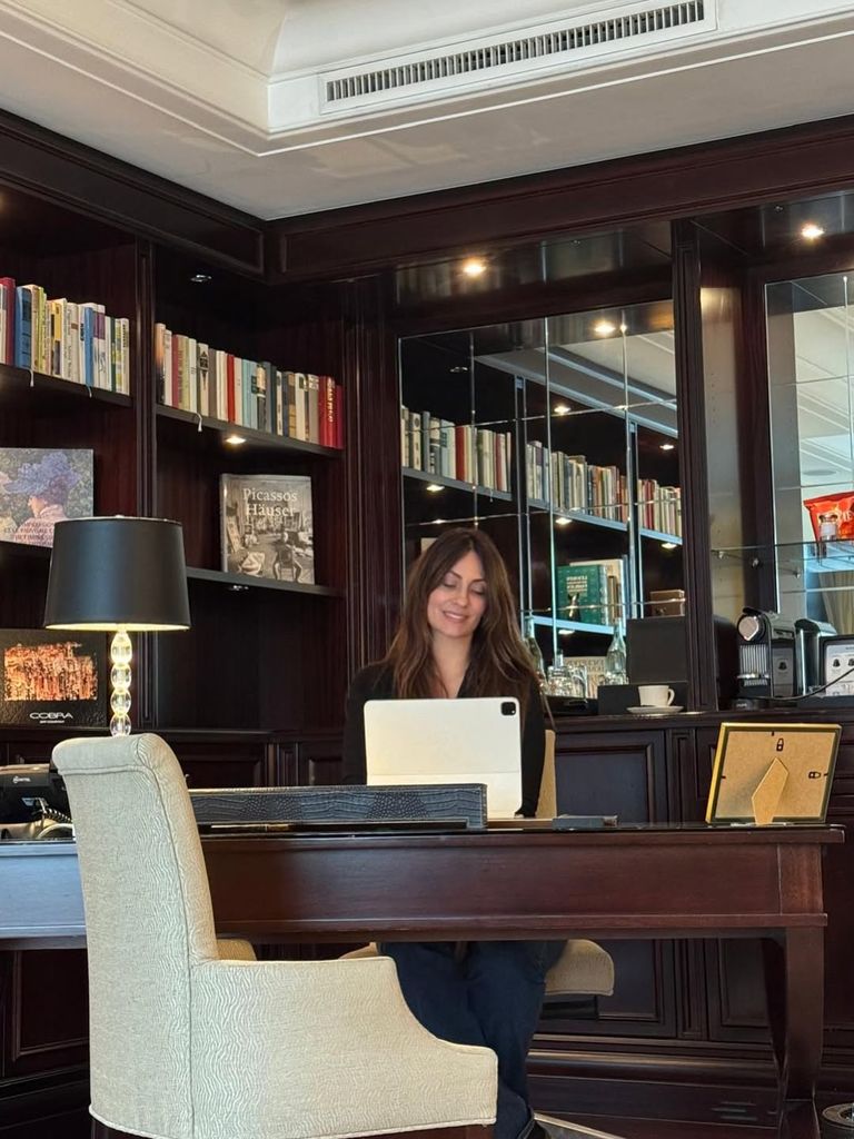 Nagore en su mesa de despacho