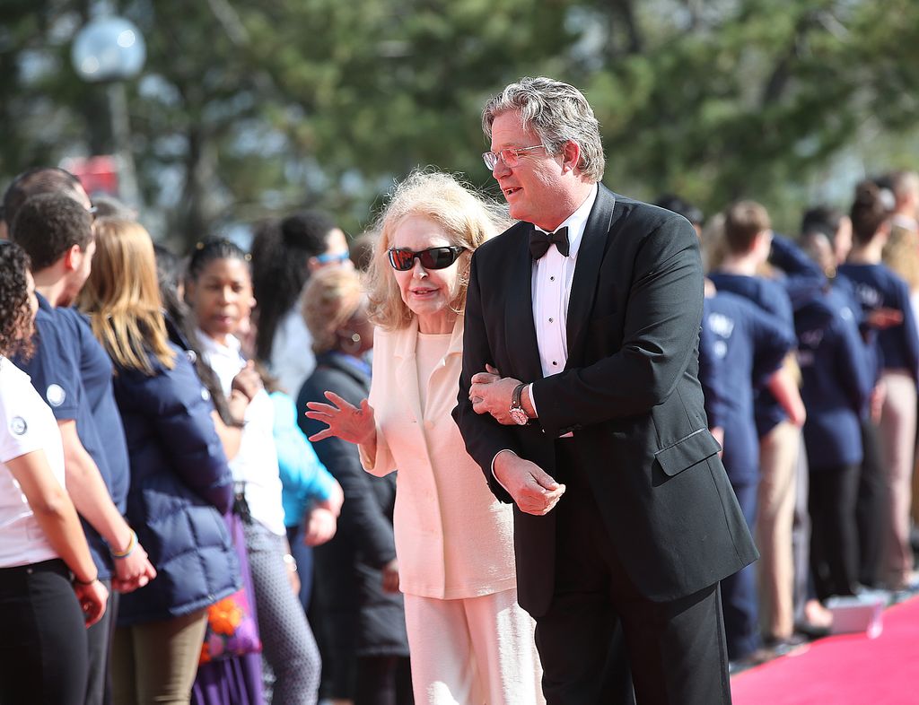 Esta es una de las últimas imágenes públicas de Joan Kennedy, con su hijo mayor en el 2017, durante una cena benéfica 