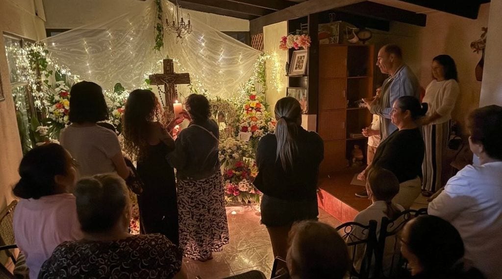 En una íntima ceremonia familiar, los Andrade despidieron a la mamá de la conductora.