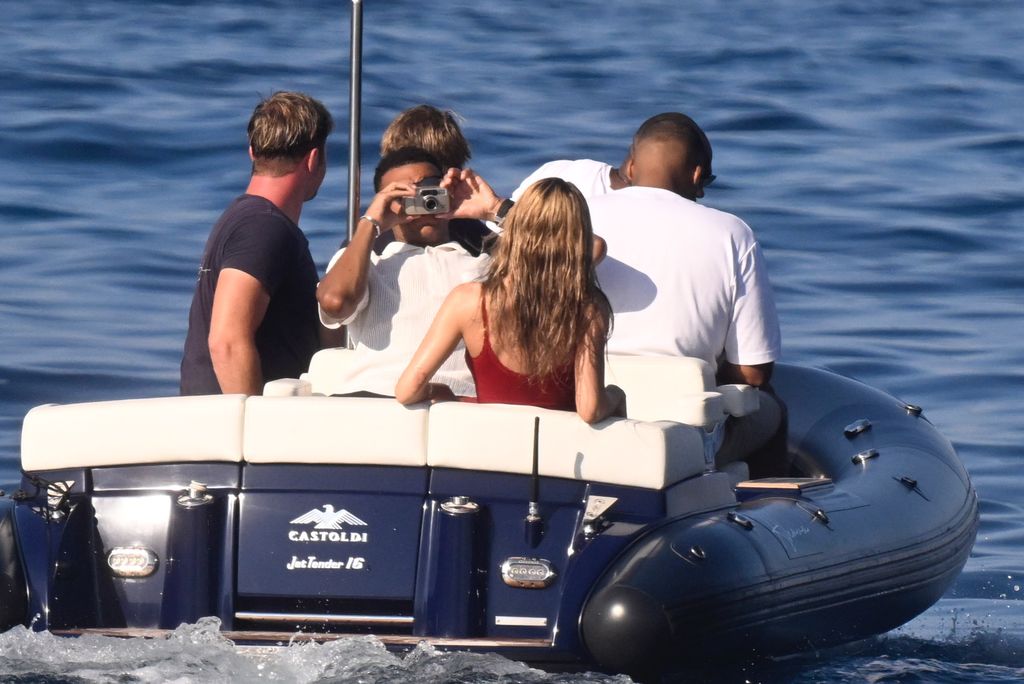 La pareja improvisó una sesiónd e fotos de camino a la costa de Cerdeña.