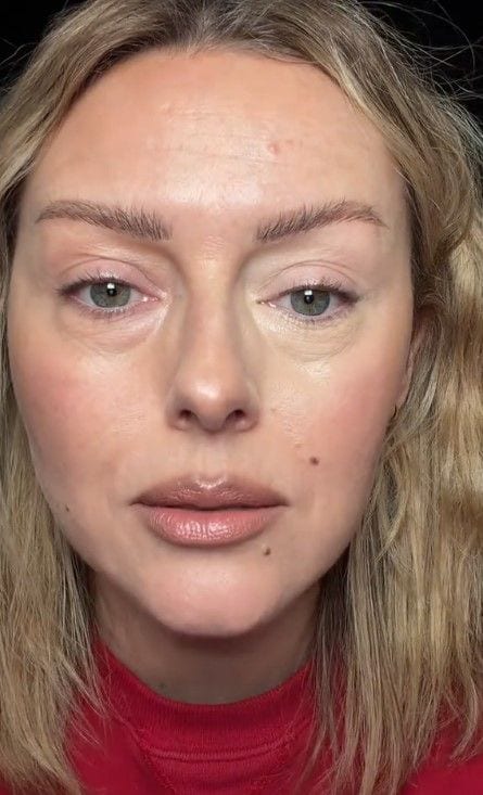 Katie Jane Hughes en un tutorial de maquillaje con jersey rojo