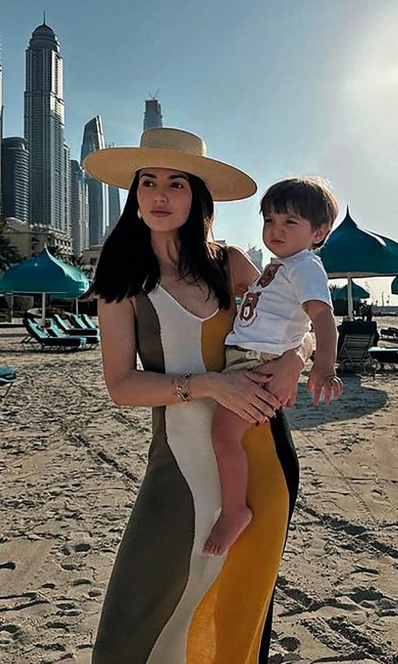 
Nuestra protagonista disfrutando, con Sasha, de las playas y el buen tiempo de Dubái.
