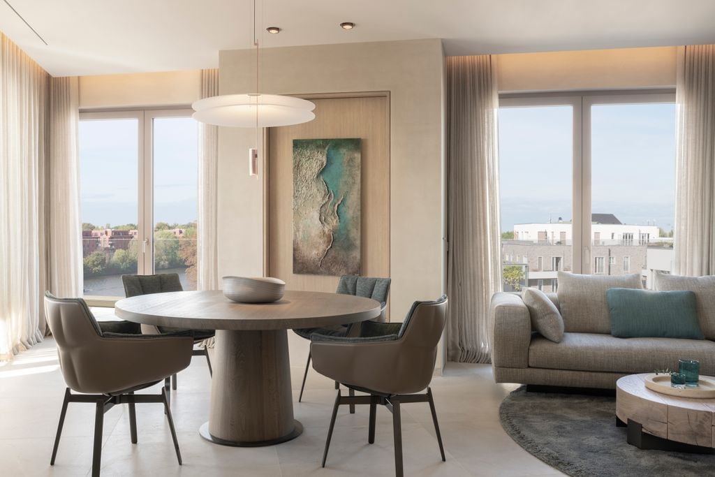 Comedor abierto al salón de estilo moderno y mediterráneo