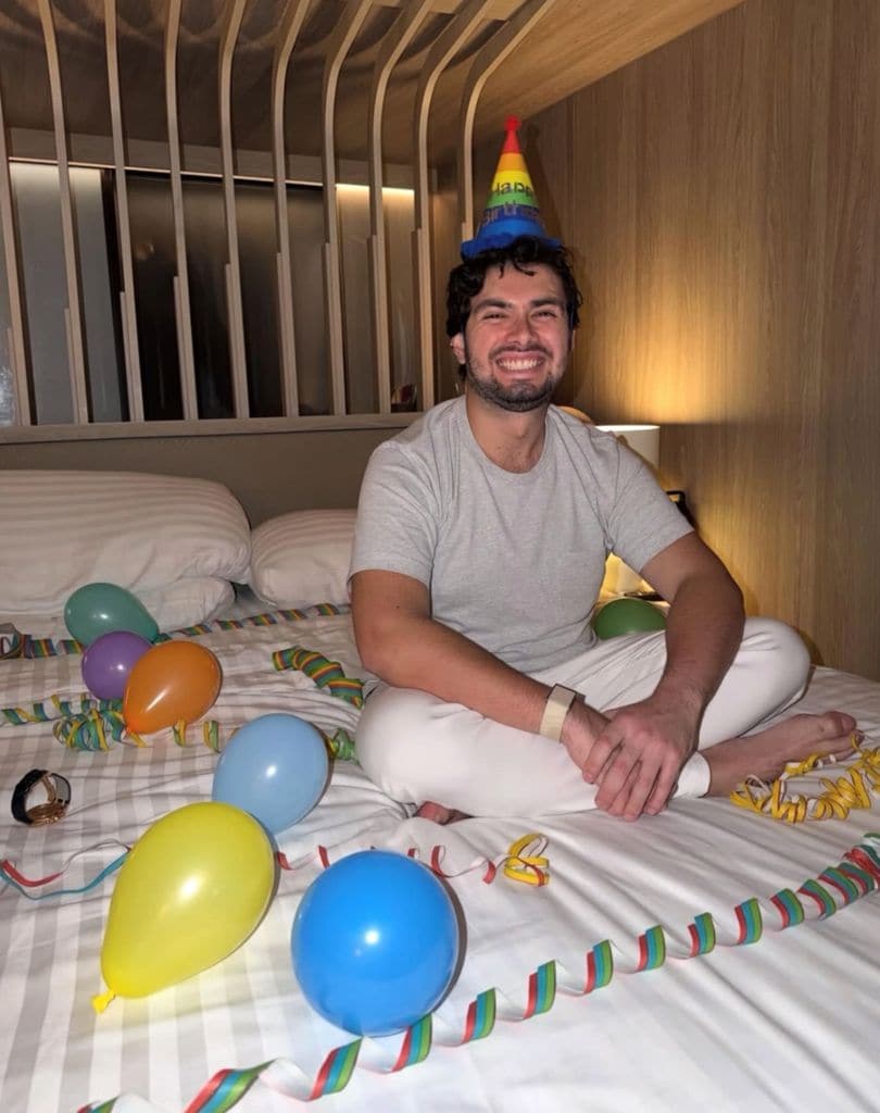 La novia de Alejandro lo sorprendió al amanecer.