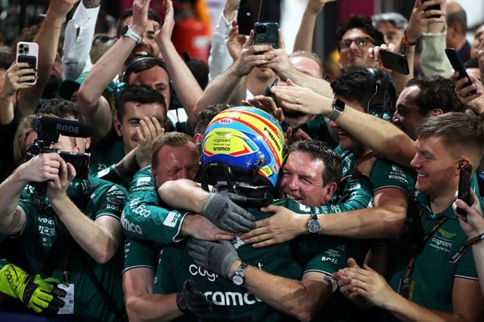 Fernando Alonso se abraza a su equipo