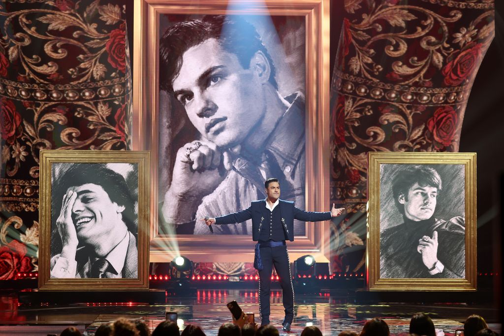 Carlos Rivera interpretó 'Me Nace del Corazón', en el escenario de los Premios Billboard de la Música Latina 2026.