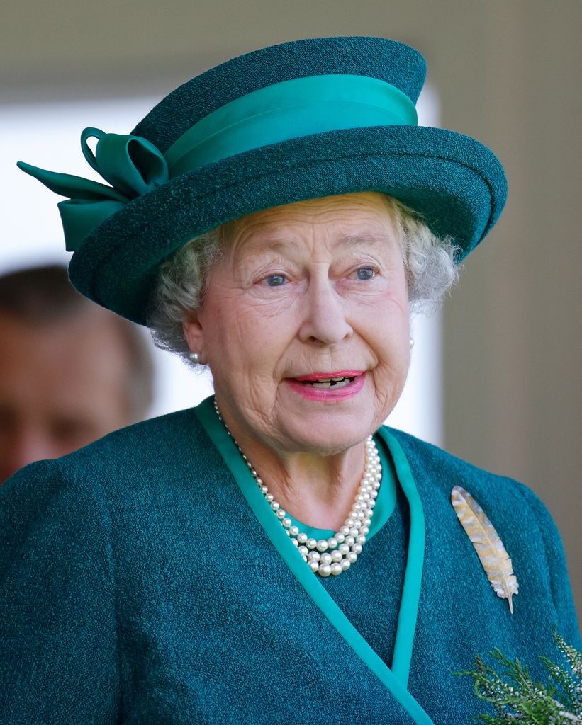 La reina Isabel II luciendo el emblemático collar de perlas