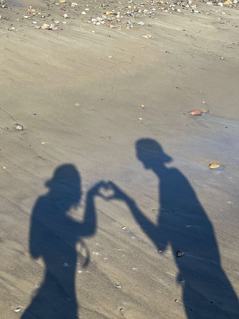 La modelo ha recuperado algunas de sus imágenes más íntimas con Presley, entre ellas abrazos, besos y momentos compartidos junto al mar
