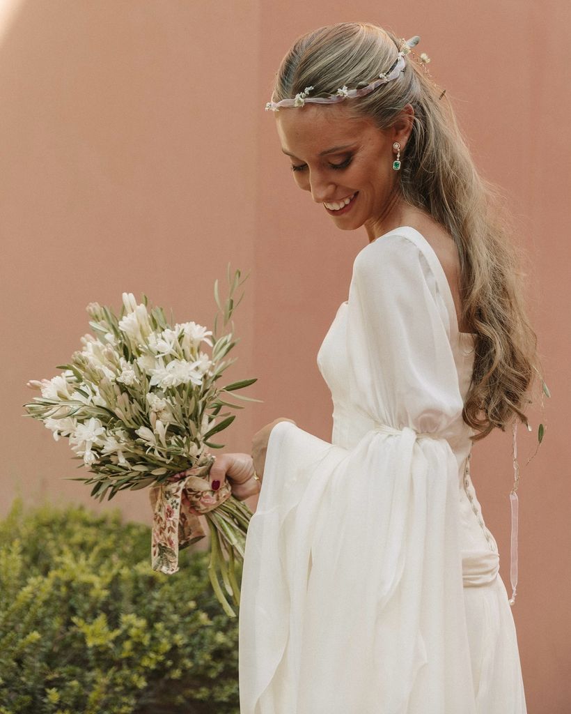 Novias con tocado flores