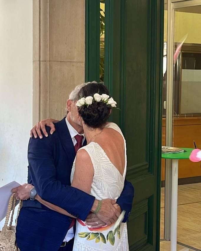 Beso entre David Fernández 'Chikilicuatre' y Alicia Gallardo