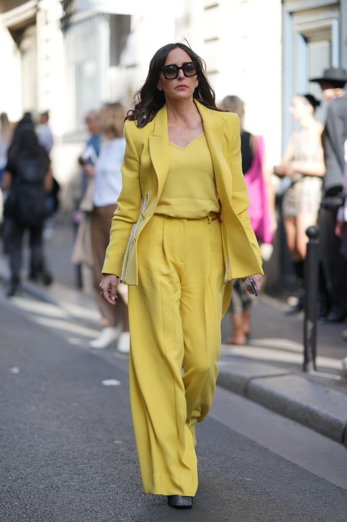 Looks con pantalones palazzo para primavera y verano 2025