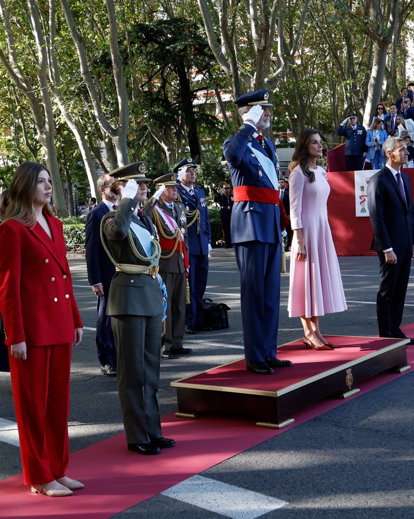 La Familia Real escucha el himno nacional 