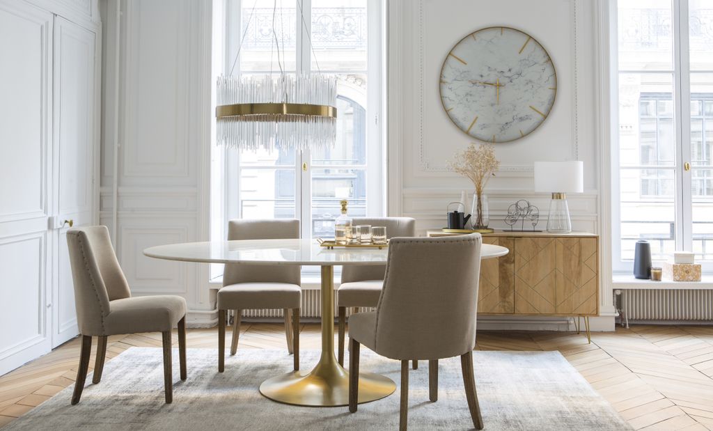Salón con mesa redonda acompañada de cuatro sillas