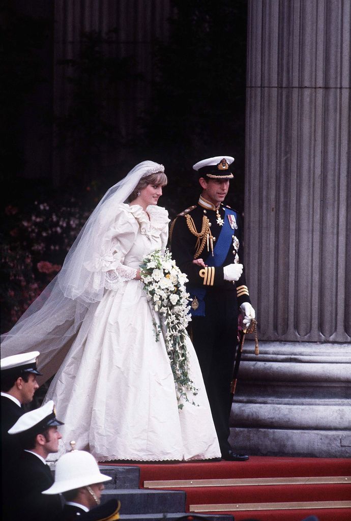 Plano entero de Diana de Gales y Carlos III en su boda saliendo de la Iglesia