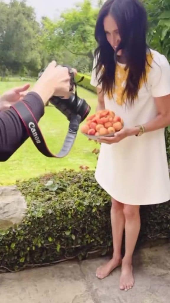 Meghan compartió un video en el que mostró cómo crea contenido para su marca As Ever. 