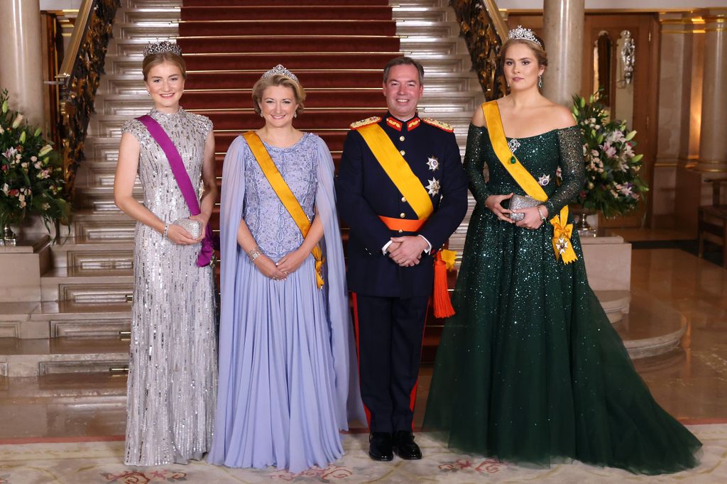La princesa Elisabeth de Bélgica, la gran duquesa Stéphanie de Luxemburgo, el gran Guillermo de Luxemburgo y la princesa Amalia de Holanda asisten a una cena de gala en el Palacio Gran Ducal durante la abdicación del gran duque Enrique de Luxemburgo y la ascensión al trono de Su Alteza Real el príncipe heredero Guillermo
